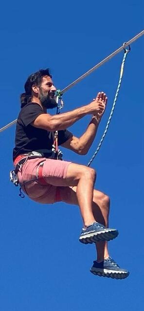 Hauser Gerhard auf der Highline - hängend | Foto: ClimbingZoo