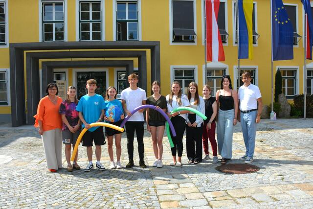 Vbgm. Andrea Wiesmüller (l.) und StA-Dir. Mag. Hermann Neumeister (r.) mit den Zwettler Ferialpraktikanten des Monats August (v. l.): Vanessa Zinner, Julian Jeschko, Jasmin Hopfgartner, Nicolas Führer, Anna Seemann, Julia Koppensteiner, Klara Hahn, Kathrin Pfeiffer Olivia Böhm. | Foto: Stadtgemeinde Zwettl