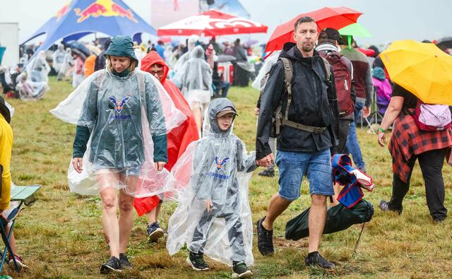 Hartgesottene Fans am Freitag ... | Foto: Ripu