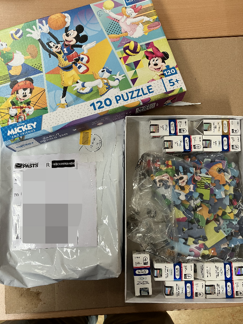 Bei der Schwerpunktkontrolle von E-Commerce Sendungen fanden die Zöllnerinnen und Zöllner in einem Kinderpuzzle 80 Milliliter Testosteronpräparate verschiedener Marken.  | Foto: BMF/Zoll