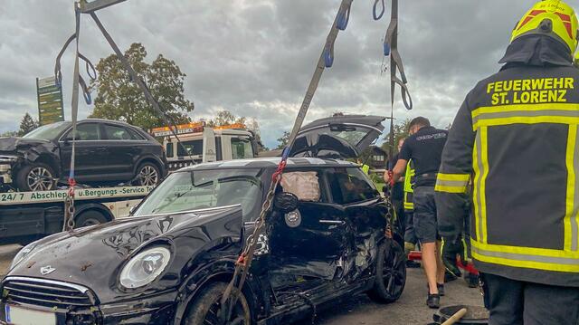 Ein Pkw krachte in einen anderen. Beide Fahrer wurden verletzt.  | Foto: Birgel/Stoxreiter