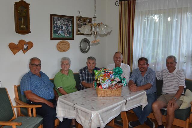 Als Gratulanten stellten sich ein. V.l.n.r. Alois Planitzer,  Gattin Hilde Sagmeister, Matthias Sagmeister, Obmann Horst Scharfetter, Willi Moser und Josef Lerchner. | Foto: Kameradschaft Mariapfarr