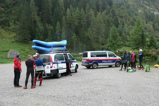 Die Bergrettung Tux, die Wasserrettung und der Polizeihubschrauber waren in Tux bei der Rettung von Teilnehmern einer Canyoningtour im Einsatz.  | Foto: zoom.tirol