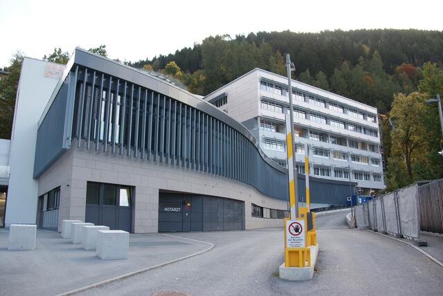 Beide Lenkerinnen mussten in das Krankenhaus Zams gebracht werden. | Foto: Othmar Kolp