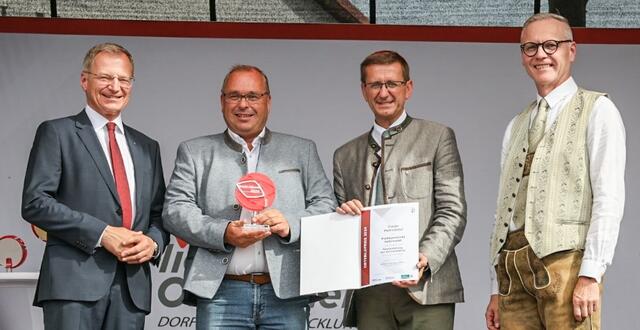 Von links: Landeshauptmann Thomas Stelzer, Bürgermeister Herbert Brandstötter, Landesrat Markus Achleitner und Othmar Nagl (Generaldirektor, OÖ. Versicherung). | Foto: Land OÖ/Tina Gerstmair