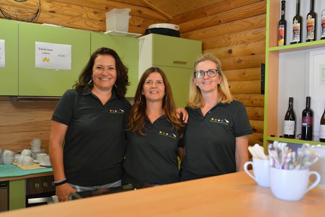 Claudia, Michaela und Maria versorgten die Gäste in Rohrbach mit Kaffee und Süßem. | Foto: Jennifer Flechl