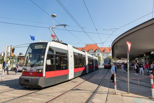Bus, Bim, Auto, Radfahrer und Fußgänger: Auf der Hietzinger Kennedybrücke kommt tagtäglich einiges zusammen.  | Foto: Manfred Helmer