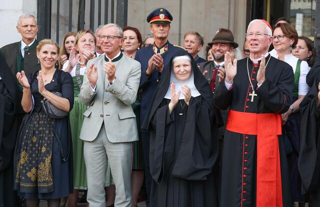  Im Bild: die Tiroler Landtagsabgeordnete Katrin Brugger, Landeshauptmann Wilfried Haslauer, Äbtissin Veronika Kronlachner und Erzbischof Franz Lackner. | Foto: Land Salzburg/Franz Neumayr