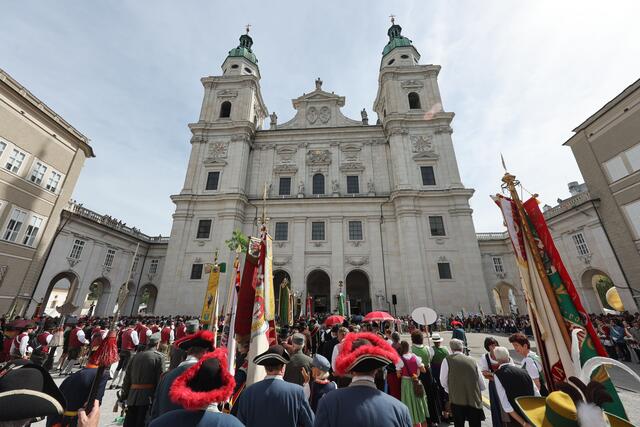 Der Festakt am Domplatz mit Musikkapellen, Trachtenfrauen, Goldhauben oder Aperschnalzer. | Foto: Land Salzburg/Franz Neumayr