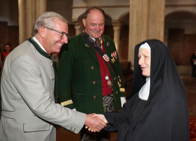 Landeshauptmann Wilfried Haslauer mit Äbtissin Veronika Kronlachner zum Beginn des Festaktes in der Kirche Nonnberg. | Foto: Land Salzburg/Franz Neumayr