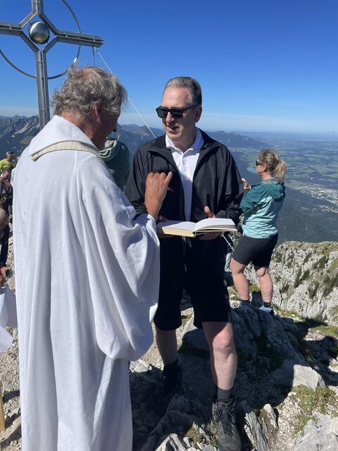 Pfarrer Traxl mit SBF-Präsident Karlheinz Wex. | Foto: Andreas Inwinkl