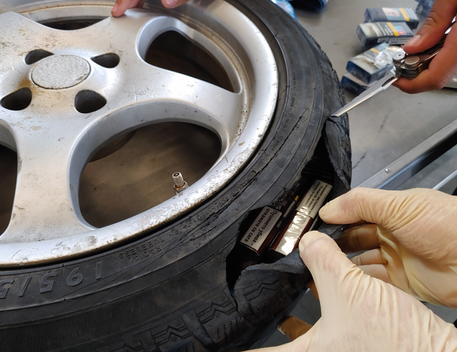 Im ersten Halbjahr 2024 verzeichnete das ZAÖ ein Plus von 18 Prozent bei Aufgriffen von Tabakwaren. 
Im Bild: Versteckte Zigaretten in Autoreifen. | Foto: BMF/Zoll