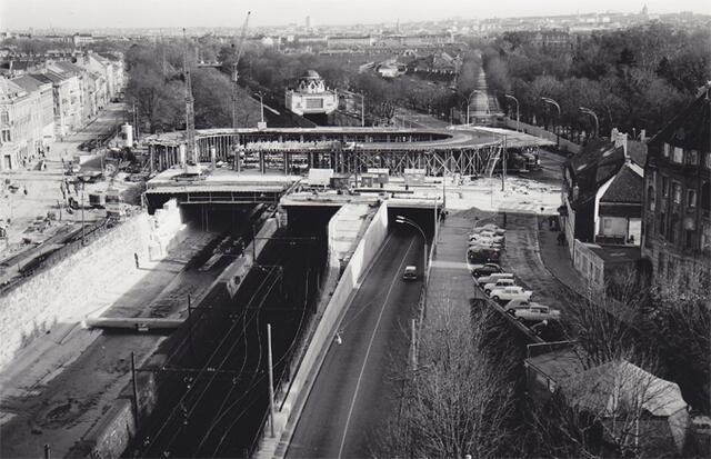 Das Foto zeigt die Hietzinger Brücke mit der damaligen Station Hietzing im Jahre 1961, kurz vor dem Abriss. Bis heute erhalten geblieben sind nur der 1899 im Jugendstil erbaute Otto-Wagner-Hofpavillon (Gebäude mit Kuppel) sowie die beiden Bronzeplastiken (Kronen tragende Adler) links und rechts auf der Brücke über den Wienfluss. Die Brücke wurde damals nur vom 58er passiert, der 10er hatte seine Wendestelle auf der einen und der 60er auf der anderen Seite der Anlage.  | Foto: Bezirksmuseum Hietzing