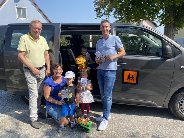 Bgm. Josef Baireder, Karin Kletzl und GGR Wolfgang Sinhuber mit Samuel, Ronja und Liam vor dem neuen E-Kindergartenbus | Foto: Gemeinde