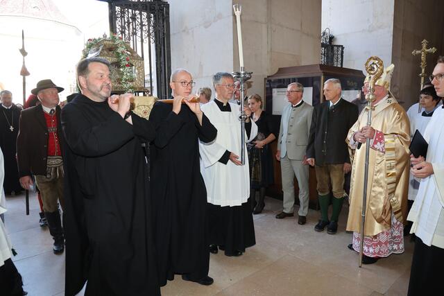 Erzbischof Franz Lackner, Landtagsabgeordneter Josef Schöchl, Landeshauptmann Wilfried Haslauer und die Tiroler Landtagsabgeordnete Katrin Brugger bei der Ankunft im Dom. | Foto: Land Salzburg/Franz Neumayr