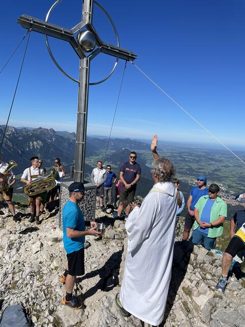 Pfarrer Herbert Traxl segnete das neue Gipfelkreuz. | Foto: Andreas Inwinkl