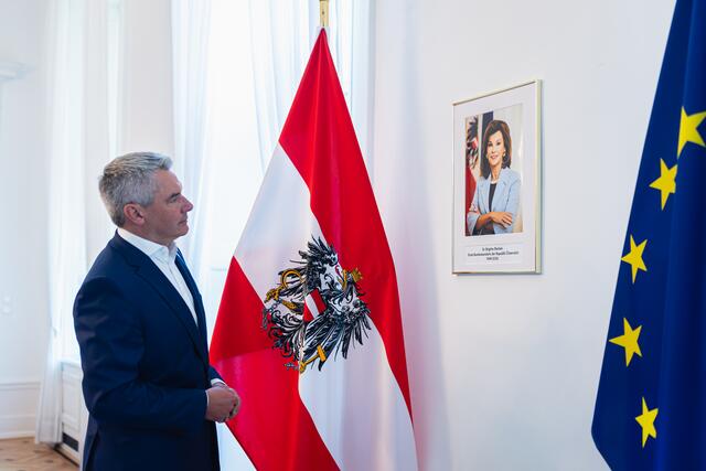 Anfang Juni verstarb Brigitte Bierlein nur wenige Tage vor ihrem 75. Geburtstag. Österreichs erste Bundeskanzlerin wird nun mit einem eigenen Zimmer im Kanzleramt geehrt. Für Bundeskanzler Karl Nehammer (ÖVP) soll dies ein Ort "des tiefen Respekts" sein. | Foto: BKA/Andy Wenzel