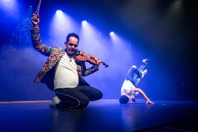 Violinist Manuel Druminski und die M.A.K. Dance Company interpretieren Antonio Vivaldi in ihrer rasanten Bühnenshow "FREE VIVALDI" völlig neu | Foto: Marco Pircher / Kulturverein Wunderlich