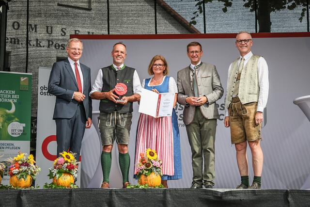 Bad Goisern ist Viertelsieger für das Traunviertel beim OÖ. Ortsbildpreis 2024: Landeshauptmann Thomas Stelzer, Bürgermeister Leopold Schilcher, Vizebürgermeisterin Gertraud Glas, Wirtschafts- und Raumordnungs-Landesrat Markus Achleitner, Generaldirektor Othmar Nagl von der OÖ. Versicherung. | Foto: Land OÖ/Tina Gerstmair