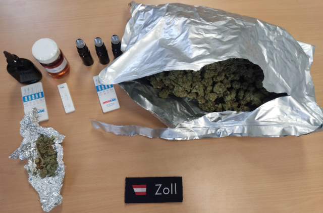 Während die Aufgriffe bei Tabakwaren und im Bereich des Artenschutzes im ersten Halbjahr 2024 zunahmen, verringerte sich die Anzahl der Suchtmittelaufgriffe um 14 Prozent auf 701 Fälle, wobei die Menge der sichergestellten Suchtmittel in etwa gleich blieb.
Im Bild: Drogenfund.  | Foto: BMF/Zoll