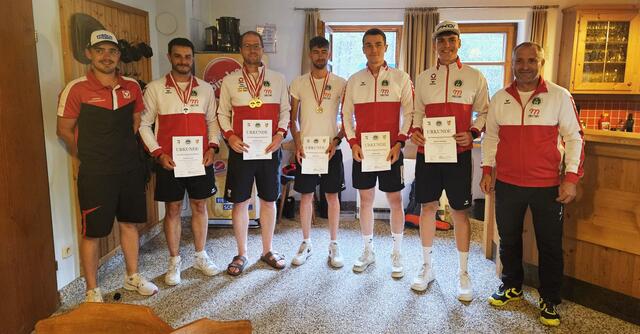 Andreas Thum (2.v.l. - SG Fügenberg) und Tobias Maier (SG Innervillgraten - Mitte) konnten bei den diesjährigen Meisterschaften und Staatsmeisterschaften für Gewehr auf die 300m Distanz in Osttirol mit 3x Silber (Thum) und 2x Bronze (Mair) aufzeigen. | Foto: Norbert Eder