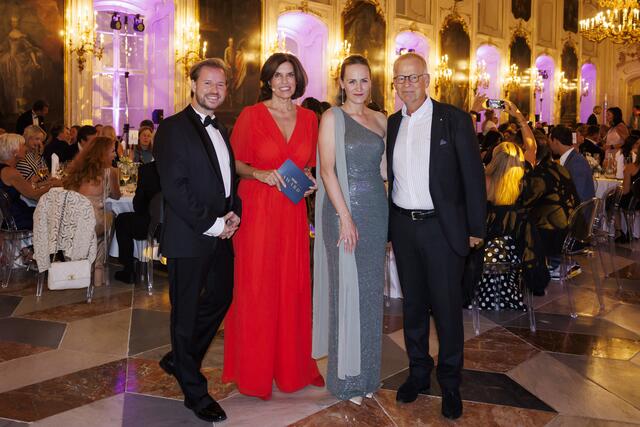 Gala zum TIROLERIN Award 2024. Die Moderatorin, der Ehrenpreisträger und die Verantwortlichen freuen sich über einen gelungenen Abend: Katharina Kramer (2.v.l.) und Georg Loewit (re.) mit den beiden Geschäftsführer:innen der TIROLERIN Katharina Egger-Zierl und Ferdinand Marquez. | Foto: Tirolerin/Hetfleisch