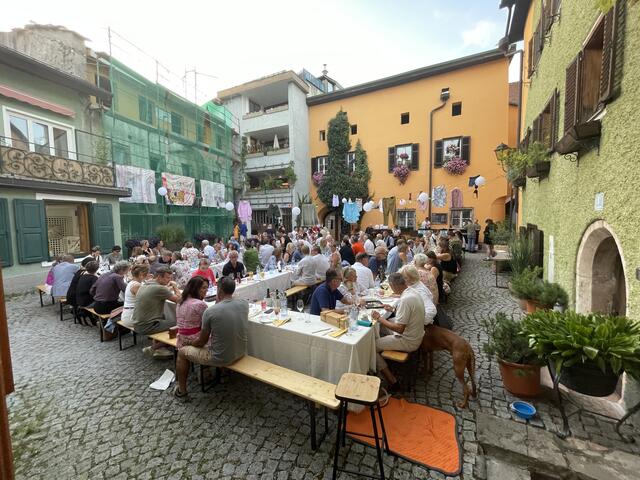 Platzfest wie in Italien - samt der unvermeidlichen Wäscheleine und Kunst am Bau. | Foto: Martin Schöndorfer, 2024