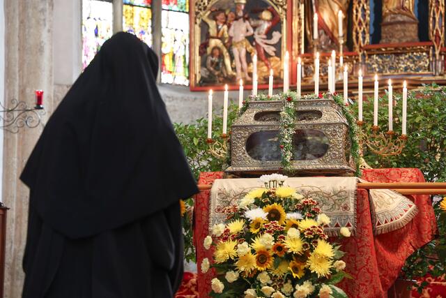 Äbtissin Veronika Kronlachner beim Gebet in der Kirche des Stifts Nonnberg vor den Reliquien der heiligen Erentrudis. | Foto: Land Salzburg/Franz Neumayr