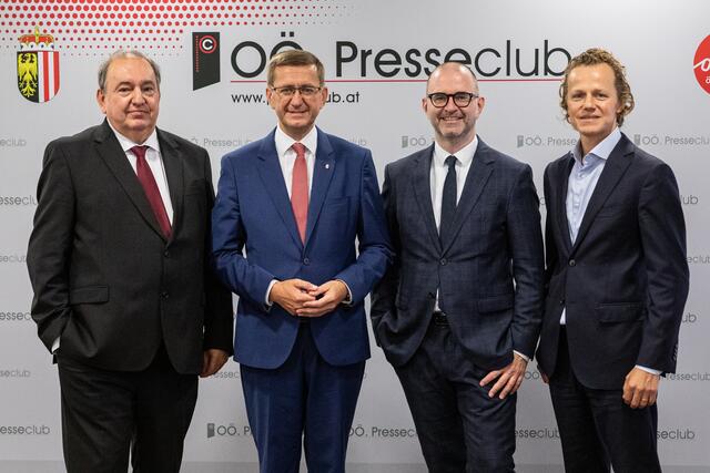 Von links: Linz AG-Generaldirektor Erich Haider, Landesrat Markus Achleitner (ÖVP), Stadtrat Dietmar Prammer (SPÖ) und Verbund Green Hydrogen GmbH-Geschäftsführer Franz Helm. | Foto:  Land OÖ/Lina Spenlingwimmer