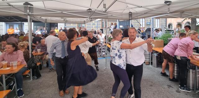Beste Stimmung beim Koatlackler Herbstfest am Hans-Brenner-Platz. | Foto: MeinBezirk