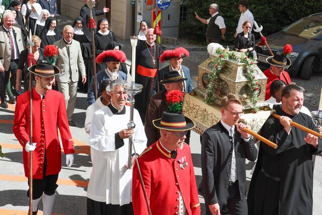 Umzug nach Nonntal mit unter anderen Landeshauptmann Wilfried Haslauer und Erzbischof Franz Lackner.  | Foto: Land Salzburg/Franz Neumayr