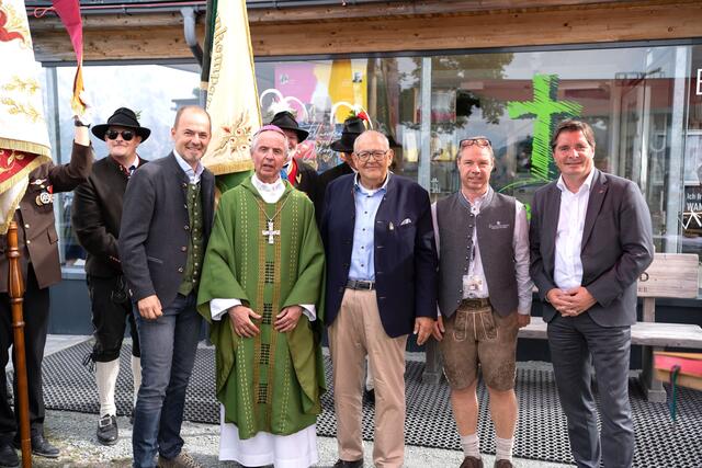 NR Josef Hechenberger, Weihbischof Hansjörg Hofer, Anton Pletzer, BB-GF Markus Brudermann und LA Peter Seiwald freuen sich über die Erfolgsgeschichte des Jakobskreuzes. | Foto: BB Pillersee/M. Jöbstl