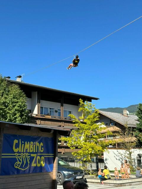 Obmann Hauser Gerhard ließ es sich nicht nehmen, die Highline zu "befahren" | Foto: ClimbingZoo