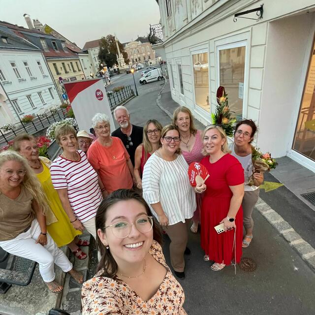 Stadtparteivorsitzender Karl Hava (der einzige Herr im Bild) war bei der Gründung der Ortsgruppe im "Shift" am Rathausplatz auch zugegen.  | Foto: SPÖ Klosterneuburg