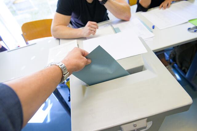 Das verschlossene, aber nicht zugeklebte Wahlkuvert, in dem sich dein Stimmzettel befindet, wirfst du in die Wahlurne. | Foto:  Jeff Mangione / KURIER / picturedesk.com