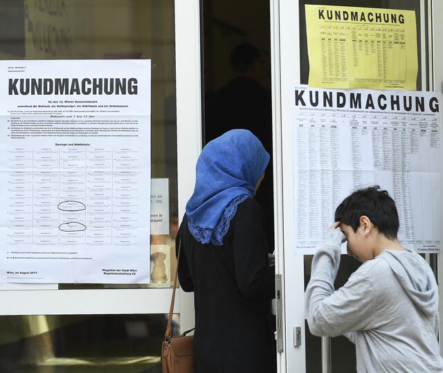 Beim Wahllokal findest du auch die öffentlichen Kundmachungen zur Wahl. Darauf zu finden sind nicht nur die kandidierenden Parteien, sondern auch die Politiker der Bundes- und Landeswahlvorschläge. | Foto: ROBERT JAEGER / APA / picturedesk.com