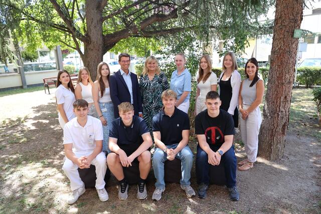 Mag. Andreas Gamlich, Dipl. KH-Bw. Susanne Irsigler und Julia Offial (Sachbearbeiterin der Personalstelle des Landesklinikums Wiener Neustadt) mit einigen der diesjährigen Praktikantinnen und Praktikanten. | Foto: Landesklinikum Wiener Neustadt