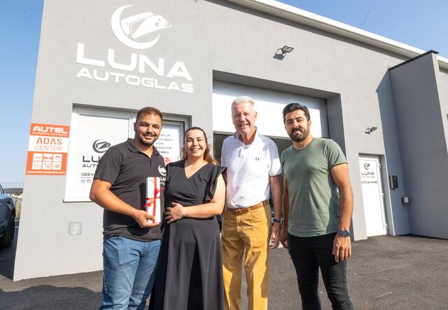 Inhaber Yurkan Yildiz, Meliha Cindi, Bürgermeister Klaus Schneeberger und Burak Cindi. | Foto: Stadt Wiener Neustadt/Weller