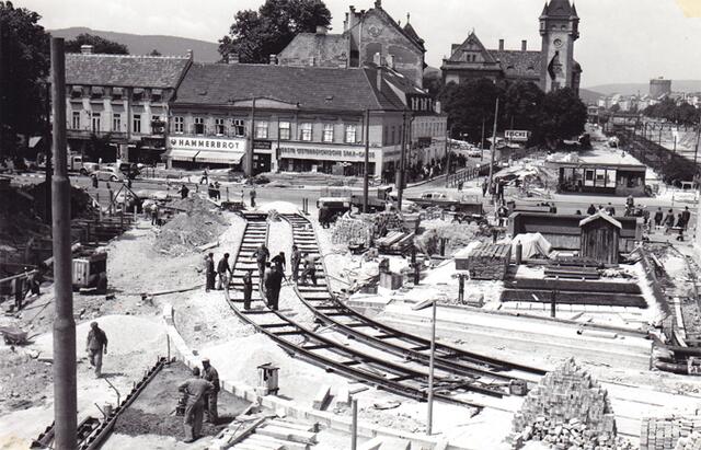 Die Schienen auf der Südseite. Am 11. September 1964 eröffnete der damalige Bürgermeister Jonas Wiens breiteste Brücke - die Kennedybrücke. | Foto: Bezirksmuseum Hietzing