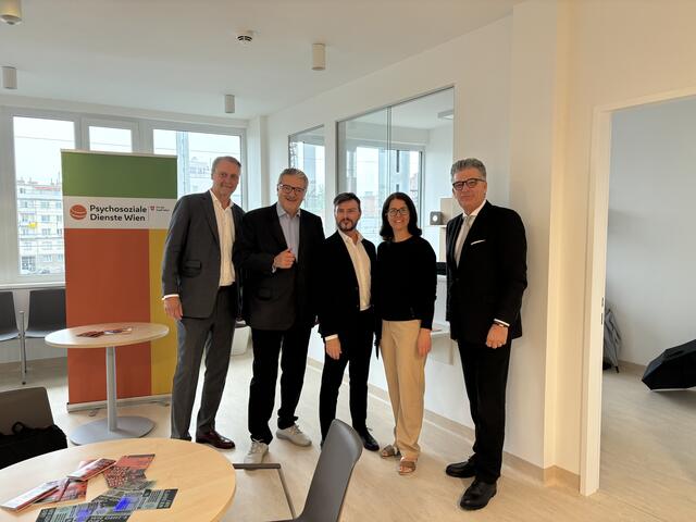 Am Montag, 9. September, wurde das Ambulatorium durch Georg Psota, Chefarzt der Psychosozialen Dienste in Wien, Peter Hacker, Gesundheitsstadtrat (SPÖ), Ewald Lochner, Koordinator für Psychiatrie, Sucht- und Drogenfragen der Stadt Wien, Caroline Di Maria, Ärztliche Leiterin des neuen Ambulatoriums und Martin Heimhilcher, Landesstellenausschuss Vorsitzender der ÖGK, (v.l.n.r) in Wien eröffnet. | Foto: Luise Schmid/MeinBezirk