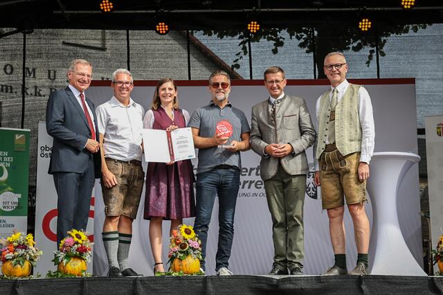 Landeshauptmann Thomas Stelzer, Amtsleiter Markus Zelzer, Karina Schachinger, Doste-Obfrau Haag am Hausruck, Bürgermeister Konrad Binder, Wirtschafts- und Raumordnungs-Landesrat Markus Achleitner, Generaldirektor Othmar Nagl von der OÖ. Versicherung. | Foto: Land OÖ/Tina Gerstmair