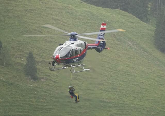 Die Bergrettung Tux, die Wasserrettung und der Polizeihubschrauber waren in Tux bei der Rettung von Teilnehmern einer Canyoningtour im Einsatz.  | Foto: zoom.tirol