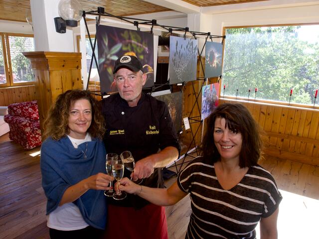 Die Wirtsleute Tamara und Andi Baumgartner mit Doris Huszar (v.l.). | Foto: Santrucek