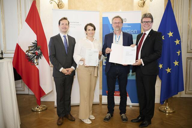 Jakob Calice (OeAD-Geschäftsführer), Andrea Gornik, Hannes Hohensinner, Bundesminister Martin Polaschek (v.l.).
 | Foto: HLBLA St. Florian
