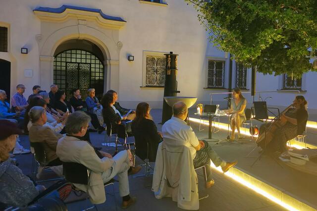 Stimmiges Ambiente erwartete alle Besucherinnen und Besucher der neunten Brunnen-Lesung. | Foto: Nicola Werbanschitz