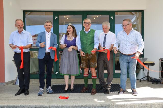 Die offizielle Eröffnung mit Johann Kaufmann, Franz Fartek, Weinhoheit Antonia, Josef Herk, Günther Stangl und Manfred Walter (v.l.).  | Foto: Schleich