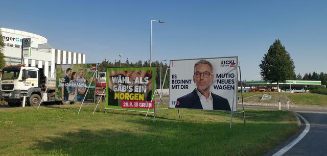 Beim Shell-Kreisverkehr in Rohrbach-Berg stehen gleich drei Plakate. | Foto: Hofmann