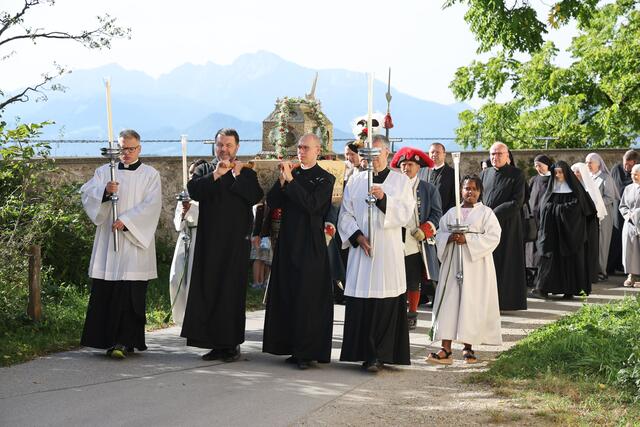 Die Prozession mit den Reliquien der heiligen Erentrudis vom Kloster Nonnberg zum Dom. | Foto: Land Salzburg/Franz Neumayr