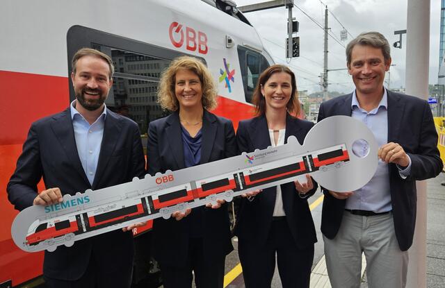 Schlüsselübergabe für den neuen Salzburger Cityjet. Im Bild: Stefan Schnöll (Landeshauptmann-Stellvertreter), Sabine Stock (Vorständin ÖBB-Personenverkehr AG, Tanja Kienegger (Geschäftsführerin Siemens Mobility Austria), Johannes Gfrerer (Geschäftsführer Salzburger Verkehrsverbund) | Foto: ÖBB Mosser