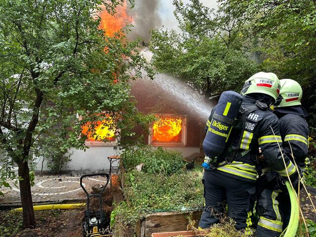 Das Holzhaus in Kierling befand sich beim Eintreffen der Einsatzkräfte schon im Vollbrand. | Foto: FF Klosterneuburg